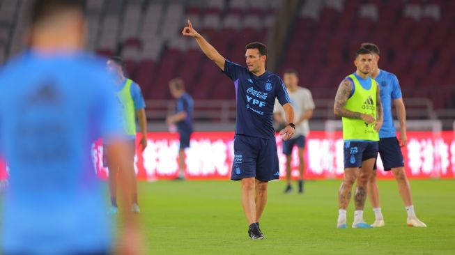 Pelatih Lionel Scaloni tengah memimpin latihan Timnas Argentina di Stadion Utama Gelora Bung Karno (SUGBK), Senayan, Jakarta pada Sabtu (17/6/2023). La Albiceleste akan menghadapi Timnas Indonesia dalam laga FIFA Matchday Juni 2023 di SUGBK, pada Senin (19/6/2023). [Twitter/@Argentina]