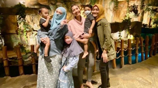 Potret geng Glowing saat asuh anak (Instagram/@mommy_starla)