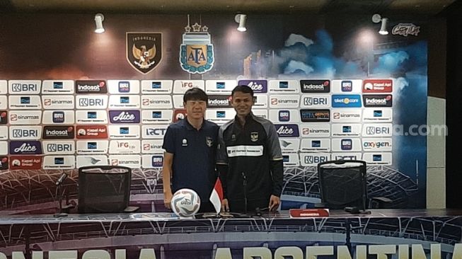 Pelatih Timnas Indonesia, Shin Tae-yong (kiri) saat konferensi pers jelang laga FIFA Matchday menghadapi Argentina, Minggu (18/6/2023). [Suara.com/Adie Prasetyo Nugraha]