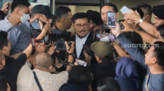 Menteri Pertahanan Syahrul Yasin Limpo (tengah) saat ditemui awak media usai menjalani pemeriksaan di Gedung ACLC KPK, Jakarta, Senin (19/6/2023). [Suara.com/Alfian Winanto]