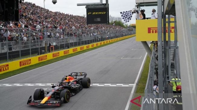 Pembalap Red Bull Racing Max Verstappen saat melewati garis finis untuk memenangkan F1 GP Kanada 2023 di Sirkuit Gilles-Villeneuve, Montreal pada 19 Juni 2023. ANTARA/AFP/TIMOTHY A. CLARY