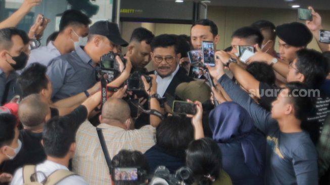 Menteri Pertanian Syahrul Yasin Limpo (tengah) saat ditemui awak media usai menjalani pemeriksaan di Gedung ACLC KPK, Jakarta, Senin (19/6/2023). [Suara.com/Alfian Winanto]