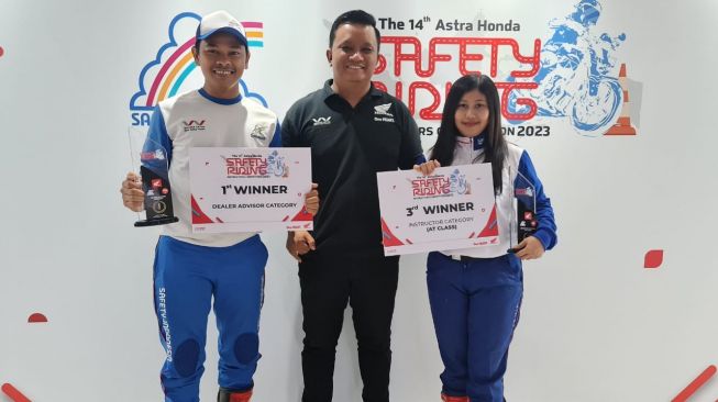 Kontes Safety Riding Nasional, Wahana berhasil meraih Juara Pertama kategori Advisor Dealer, atas nama M. Roqib Alif, perwakilan Dealer Mancung Motor dan Juara Ketiga kategori Instruktur Wanita atas nama Citra Indah Trivita [Wahana].