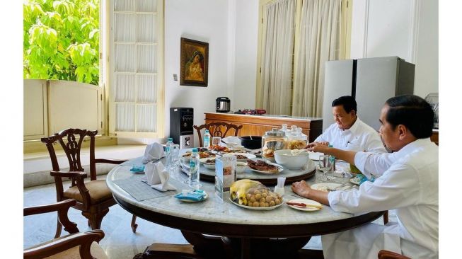 Presiden Joko Widodo atau Jokowi dan Menteri Pertahanan (Menhan) Prabowo Subianto makan bersama di Istana Bogor, Jawa Barat, Minggu (18/6/2023). (Instagram @/prabowo)