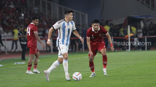 Pemain Timnas  Marcos Acuna Garnacho berebut bola dengan pemain Timnas Indonesia pada laga FIFA Matchday di Stadion Utama Gelora Bung Karno, Senayan, Jakarta, Senin (19/6/2023) malam. [Suara.com/Dwi Bowo Raharjo]