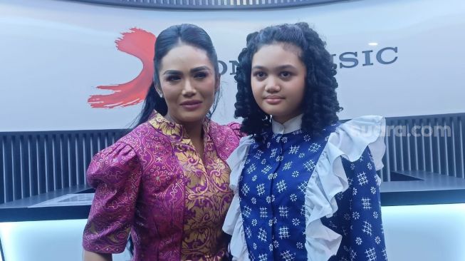 Bangganya Krisdayanti, Amora Dikontrak Label Berskala Internasional di Umur 10 Tahun