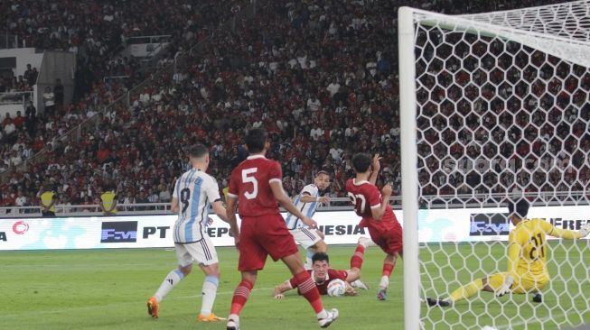 Pemain Timnas Argentina saat menyerang ke Timnas Indonesia pada laga FIFA Matchday di Stadion Utama Gelora Bung Karno, Senayan, Jakarta, Senin (19/6/2023) malam. [Suara.com/Dwi Bowo Raharjo]