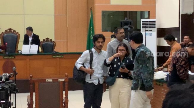 Orang Tua Fatia KontraS Meninggal Dunia, Sidang Kasus Lord Luhut Mendadak Disetop Hakim