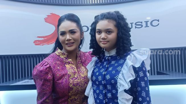 Krisdayanti dan Amora ditemui di Cilandak, Jakarta Selatan pada Senin (19/6/2023] (Suara.com/Rena Pangesti)