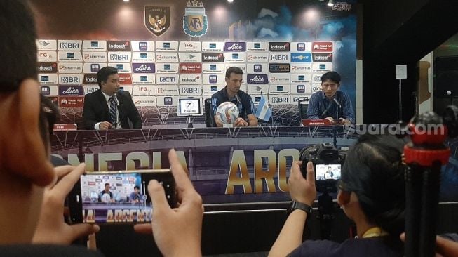 Lionel Scaloni hadiri konferensi pers usai pertandingan melawan Timnas Indonesia di ajang FIFA matchday yang digelar di SUGBK, Senin (19/6/2023). [Suara.com/Adie Prasetyo Nugraha]