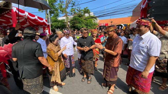 Menteri Pariwisata dan Ekonomi Kreatif (Menparekraf) Sandiaga Uno bertemu Presiden ke-5 RI Megawati Soekarnoputri saat meresmikan pembukaan Pesta Kesenian Bali ke-45 pada Minggu (18/6/2023). (Ist)