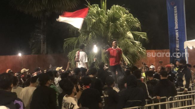 Tak Punya Tiket, Sejumlah Suporter Tetap Semangat Dukung Timnas Indonesia dari Luar Stadion