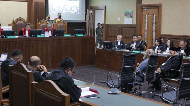 Terdakwa Gubernur Papua nonaktif Lukas Enembe menjalani sidang perdana beragendakan pembacaan dakwaan di Pengandilan Tipikor, Jakarta, Senin (19/6/2023). [Suara.com/Alfian Winanto]