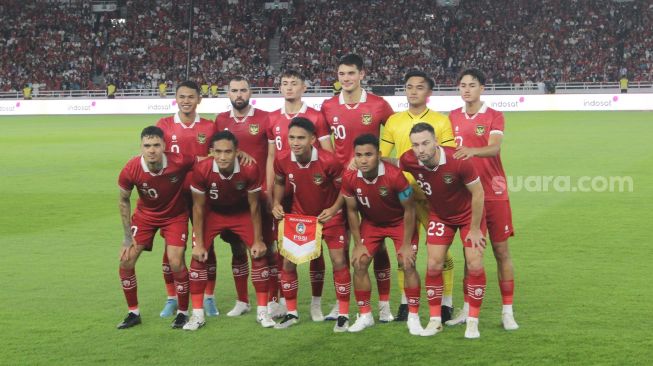Timnas Indonesia berfoto bersama sebelum melawan Argentina pada laga FIFA Matchday di Stadion Utama Gelora Bung Karno, Senayan, Jakarta, Senin (19/6/2023) malam. [Suara.com/Dwi Bowo Raharjo]