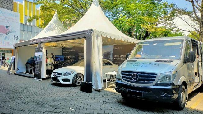 Pengunjung di CSB Mall Cirebon bisa mengikuti test drive model-model kendaraan Mercedes-Benz GLA 200 AMG Line dan C 200 Avantgarde dengan cara mendaftar di booth Mercedes-Benz terlebih dahulu [PT MBDI].