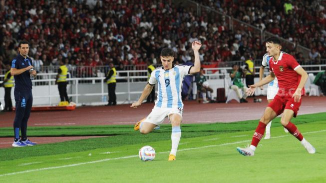 Pemain Timnas Argentina Julian Alvarez mencoba melewati pemain Timnas Indoensia pada laga FIFA Matchday di Stadion Utama Gelora Bung Karno, Senayan, Jakarta, Senin (19/6/2023) malam. [Suara.com/Dwi Bowo Raharjo]