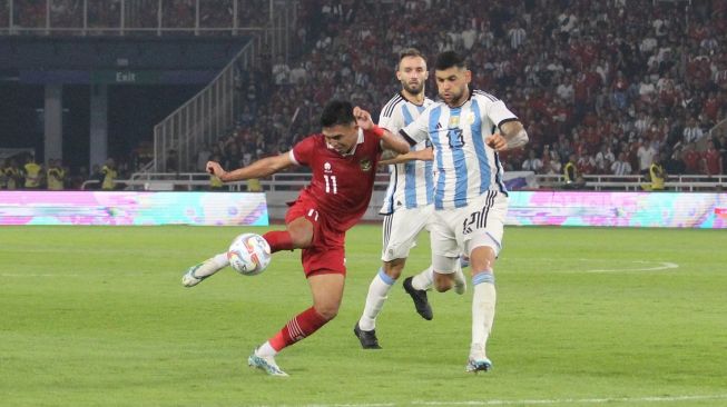 Pemain Timnas Indonesia Dendy Sulistyawan mencoba lepaskan tembakan ke gawang timnas argentina pada laga FIFA Matchday di Stadion Utama Gelora Bung Karno, Senayan, Jakarta, Senin (19/6/2023) malam. [Suara.com/Dwi Bowo Raharjo]