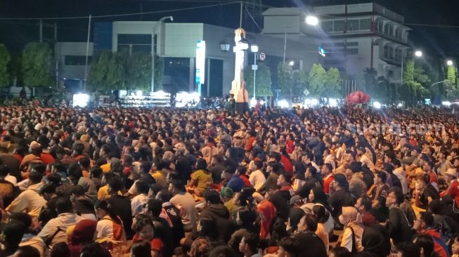 Ribuan Suporter Padati Nonbar Timnas Indonesia lawan Argentina di Depan Balai Kota Solo