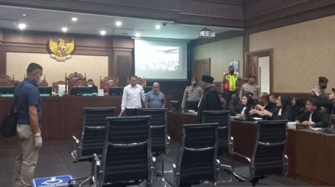 Terdakwa kasus dugaan suap dan gratifikasi terkait proyek infrastruktur Provinsi Papua Lukas Enembe (kedua kiri) menghadiri sidang di Pengadilan Tipikor, Jakarta, Senin (19/6/2023). [ANTARA FOTO/Aprillio Akbar].