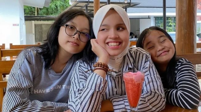 Potret Bahagia Putri Ariani Bareng Keluarga (Instagram/@arianinismaputri)