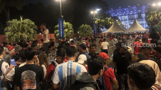 Membludak Jelang Laga Timnas Indonesia vs Argentina, Ribuan Penonton Mengular di SUGBK