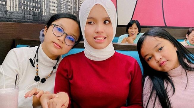 Potret Bahagia Putri Ariani Bareng Keluarga (Instagram/@renialfianty)