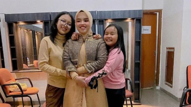 Potret Bahagia Putri Ariani Bareng Keluarga (Instagram/@renialfianty)