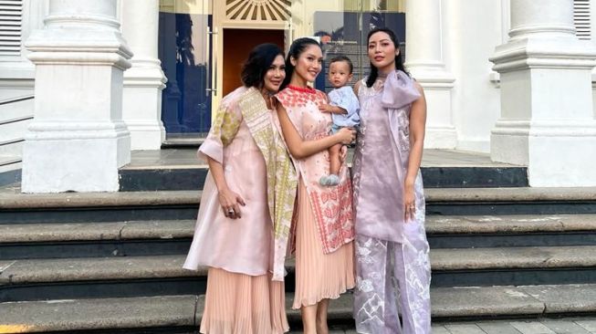 Trio ibu dan anak, Yulie Nasution Grillon, Claudia, dan Dara Setyohadi. [Alto Privee]