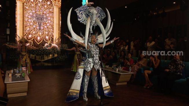 Yasinta Aurellia memamerkan kostum bertajuk The Warrior of Way Kambas untuk ajang Miss Supranational 2023. (Suara.com/Dini Afrianti Efendi)