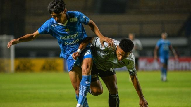 Pesepak bola Persib Bandung Ryan Kurnia (kiri) berebut bola dengan pesepak bola Dewa United Agung Manan (kanan) saat menjalani laga uji coba di Stadion Gelora Bandung Lautan Api, Gedebage, Bandung, Jawa Barat, Kamis (15/62023). ANTARA FOTO/Raisan Al Farisi/rwa. (ANTARA FOTO/RAISAN AL FARISI)