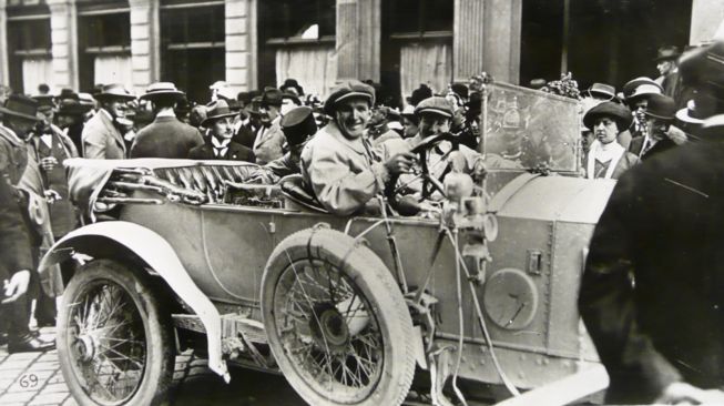 Rolls-Royce Silver Ghost disertakan dalam kejuaraan di Benua Eropa pada 1913 sebagai bentuk pengetesan di luar Britania Raya  [Rolls-Royce Motor Cars].