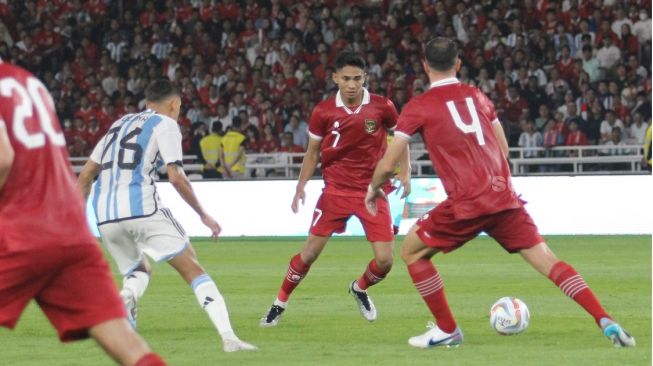 Pesepak bola Timnas Indonesia Marselino Ferdinan saat laga FIFA Matchday di Stadion Utama Gelora Bung Karno, Jakarta, Senin (19/6/2023). [Suara.com/Dwi Bowo Raharjo]