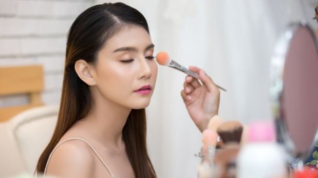 Trend Korean Make Up Look untuk Tampilan Wajah Berseri Seperti Pakai AI