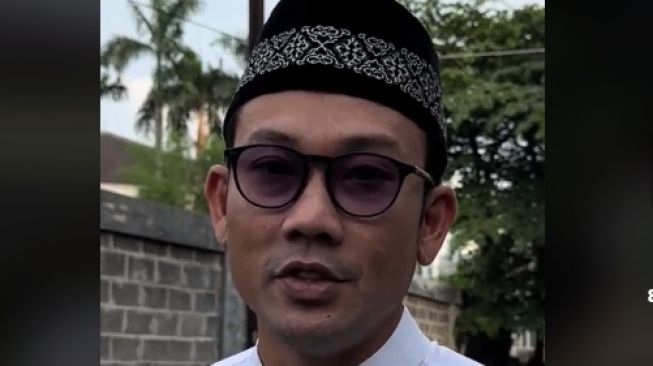 Dihadiahi Buku Islam Oleh Ustaz Khalid Basalamah, Denny Sumargo Siap Jadi Pendakwah