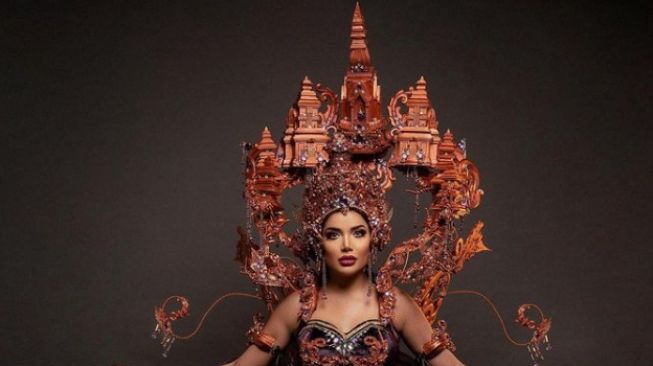 Peragakan National Costume di Miss International Queen, Perawakan Millen Cyrus Bikin Salfok: Gagah Perkasa