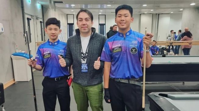 Hendra Kurniawan bersama dua atlet remaja dari Carabo Billiards Indonesia mengikuti turnamen internasional. [dokumentasi Hendra Kurniawan]