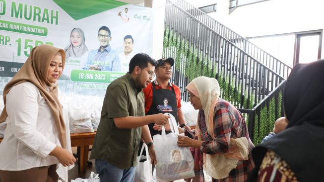 Harga Sembako Melambung Jelang Idul Adha, Relawan SandiUno Berikan Sembako Murah Warga Gresik