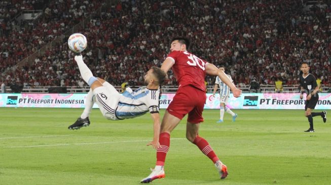 Pemain Timnas Argentina German Pezzella mencoba melewati pemain Timnas Indonesia Elkan Baggott pada laga FIFA Matchday di Stadion Utama Gelora Bung Karno, Senayan, Jakarta, Senin (19/6/2023) malam. [Suara.com/Dwi Bowo Raharjo]