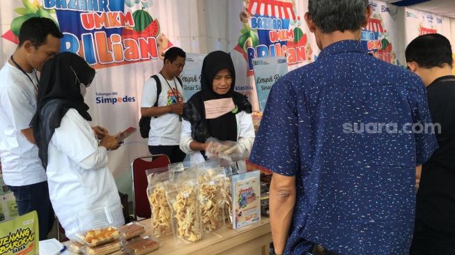 Suswaningsih dan salah satu anggota Kelompok Industri Rumah Tangga Jenang Barokah saat hadir di Bazaar UMKM BRILian, Jumat (16/6/2023)[Suara.com/Hadi]