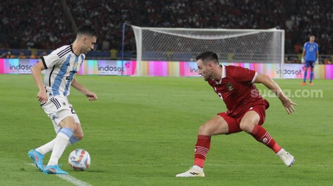 Pemain Timnas Indonesia Marc Klok menghadang pemain argentina pada laga FIFA Matchday di Stadion Utama Gelora Bung Karno, Senayan, Jakarta, Senin (19/6/2023) malam. [Suara.com/Dwi Bowo Raharjo]