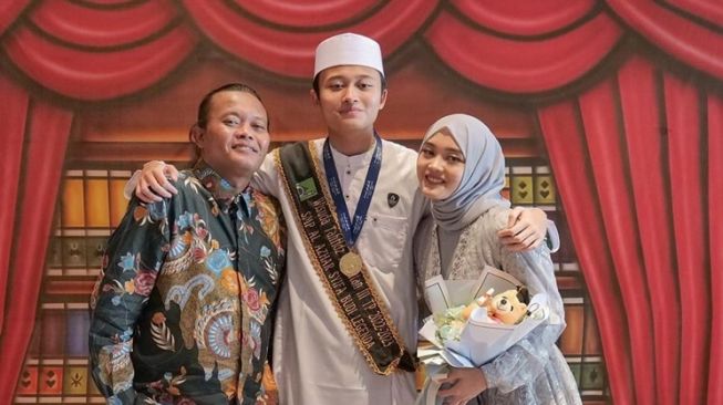 Potret Wisuda Rizwan Anak Sule (Instagram/@ferdinan_sule)