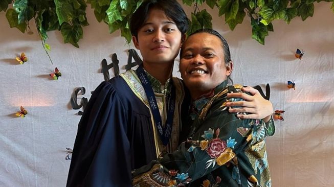 Potret Wisuda Rizwan Anak Sule (Instagram/@ferdinan_sule)