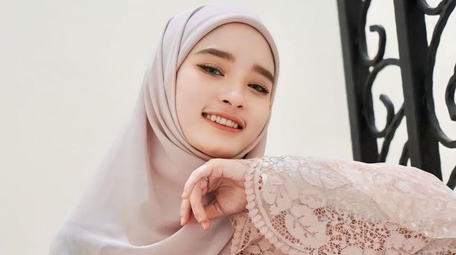 Inara Rusli Makin Terbuka Usai Lepas Cadar, Kini Dituding Tak Pakai Kaos Kaki