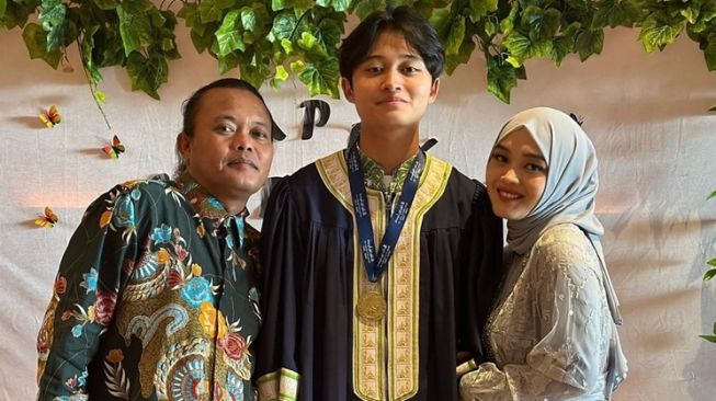 Potret Wisuda Rizwan Anak Sule (Instagram/@ferdinan_sule)