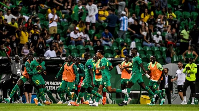 Penyerang Timnas Senegal Sadio Mane melakukan selebrasi dengan rekan-rekannya setelah mencetak gol dalam pertandingan persahabatan internasional FIFA Machday antara Brasil vs Senegal di stadion Jose Alvalade di Lisbon pada 20 Juni 2023.Patricia DE MELO MOREIRA / AFP.