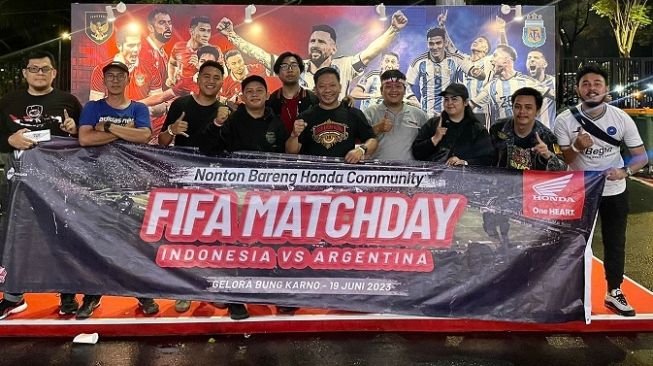 Para peserta nonton bareng komunitas motor Honda dalam FIFA Matchday Timnas Indonesia vs Timnas Argentina di SUGBK (19/6/2023) [PT WMS].