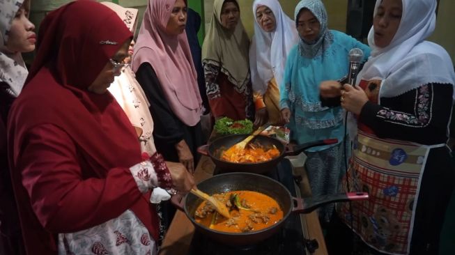 Bantu Ekonomi Keluarga Lewat Pelatihan Pembuatan Rendang Ayam dan Sapi