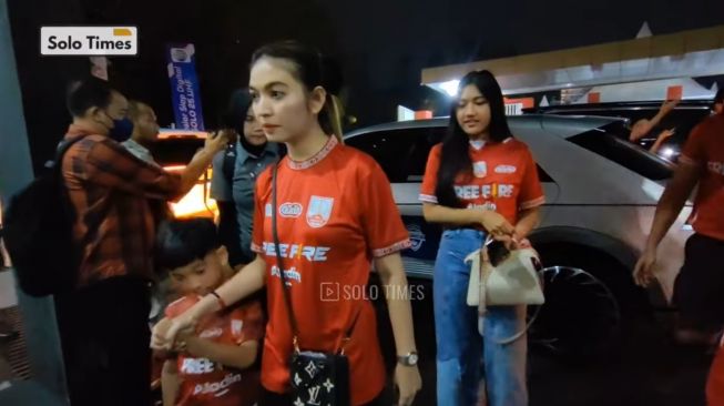 Nonton Pertandingan Bola Bareng, Selvi Ananda dan Erina Gudono Kompak Tenteng Tas Branded Puluhan Juta