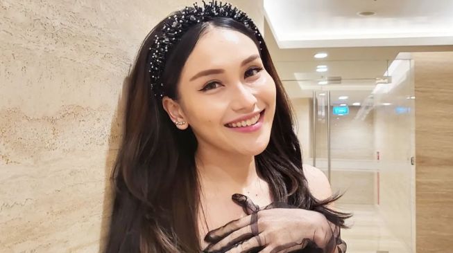 Ayu Ting Ting Kabur Saat Ditanya Skandal Perselingkuhan Syahnaz, Netizen: Kartu AS Dia Dipegang Andara