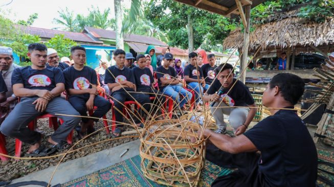 GMC Sumut Latih Petani Buat Keranjang Kelapa Sawit